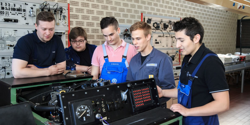 Gruppenarbeit am Exponat Kfz Lehrlinge Gruppenarbeit am Exponat Kfz Lehrlinge